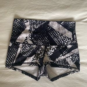 Lululemon yoga short size 6